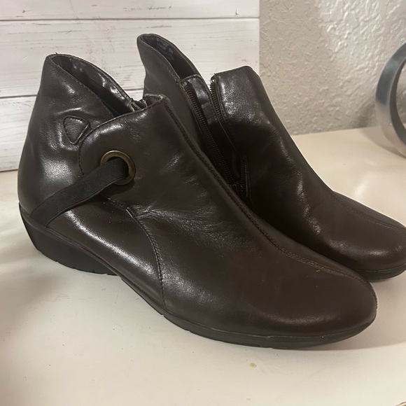 Brown Women's  booties size 9 M by bella Vita - Picture 1 of 7